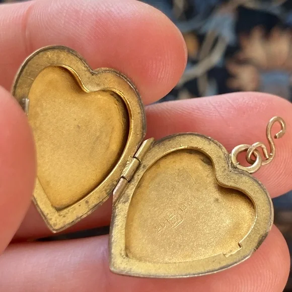 Antique 1930s Bliss Bros 10K Gold-Filled Engraved Floral Heart Locket - Picture 4 of 10